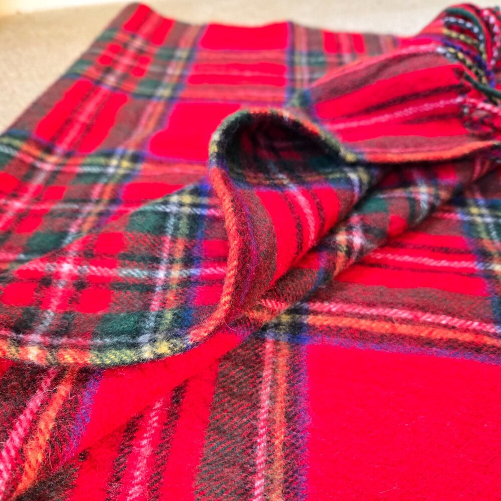 100% Lambswool Tartan Wrap Red Plaid Balmoral Scotland - Picture 9 of 10